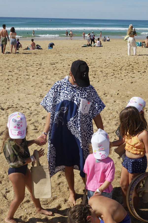 Maud Le Car und Kinder am Strand anlässlich eines Mermaid Day