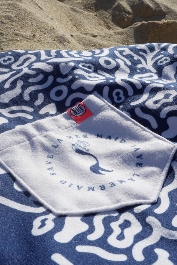 Detailansicht der Tasche und des Etiketts des Ponchos Save La Mermaid